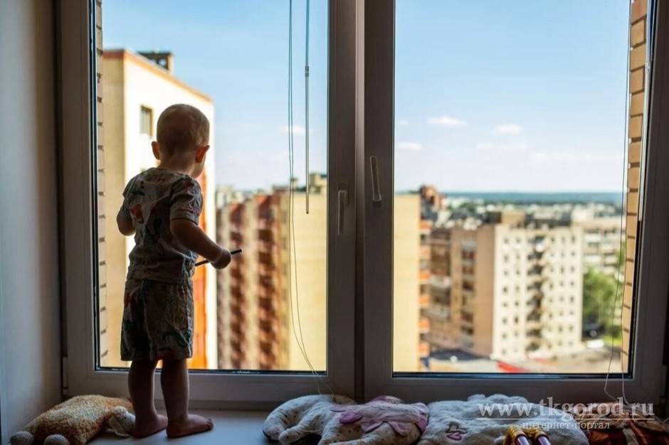 3-летний мальчик из Усть-Илимска, приехавший погостить к бабушке в Иркутск, выпал с 3 этажа