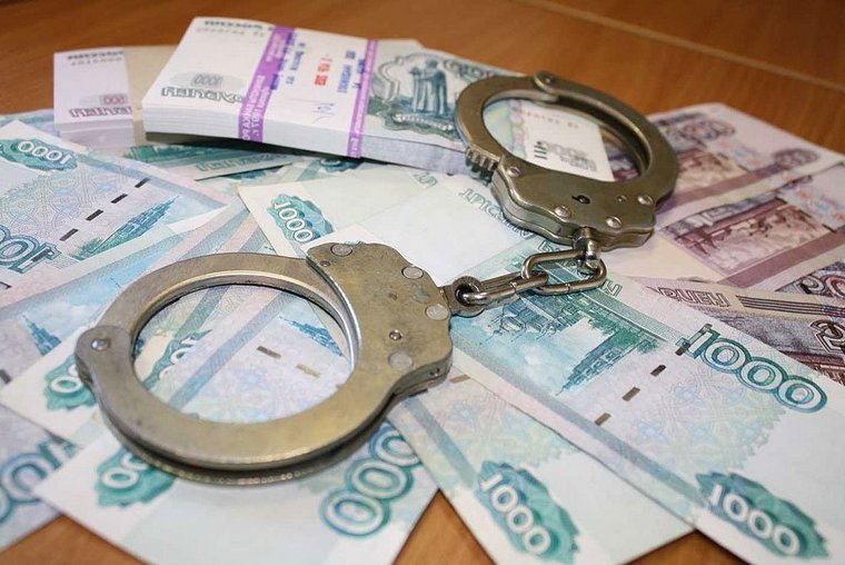 Начальника управления образования в Саянске поймали на получении взятки в 270 тысяч за покровительство