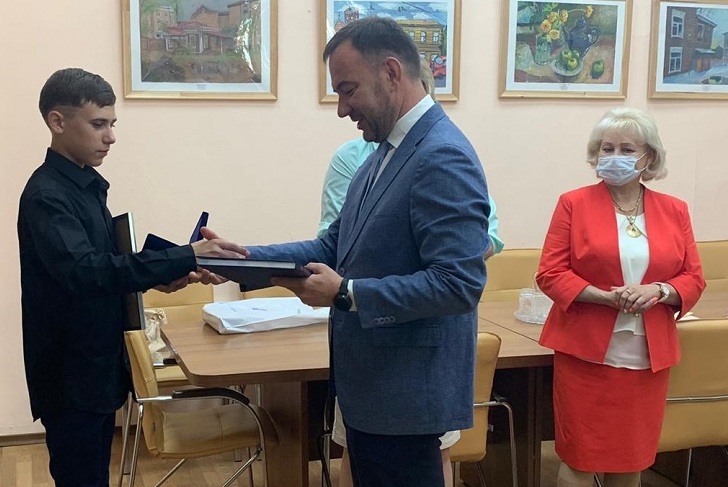Школьник из Иркутска получил всероссийскую награду за спасение девочки от насильника