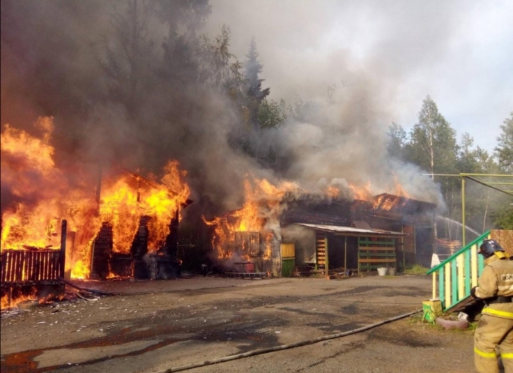 Пожар случился на территории религиозного центра "Завет" в Усть-Илимске