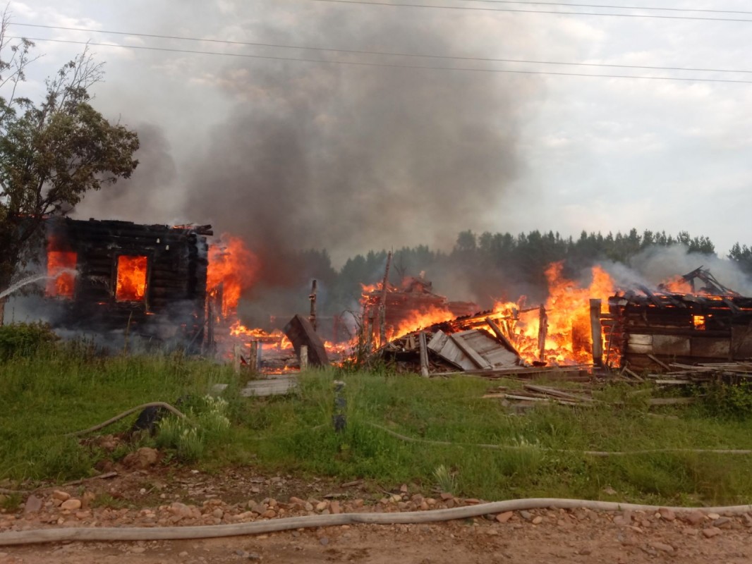 В Лесогорске горели два заброшенных после наводнения дома