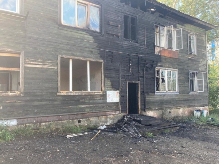 14 человек эвакуировались из горящего двухэтажного дома в Иркутске