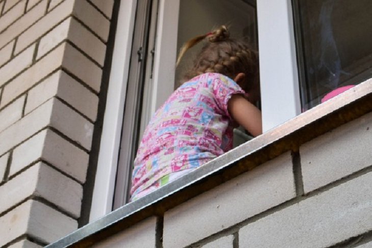 Девятилетняя девочка выпала из окна третьего этажа в Тайшетском районе