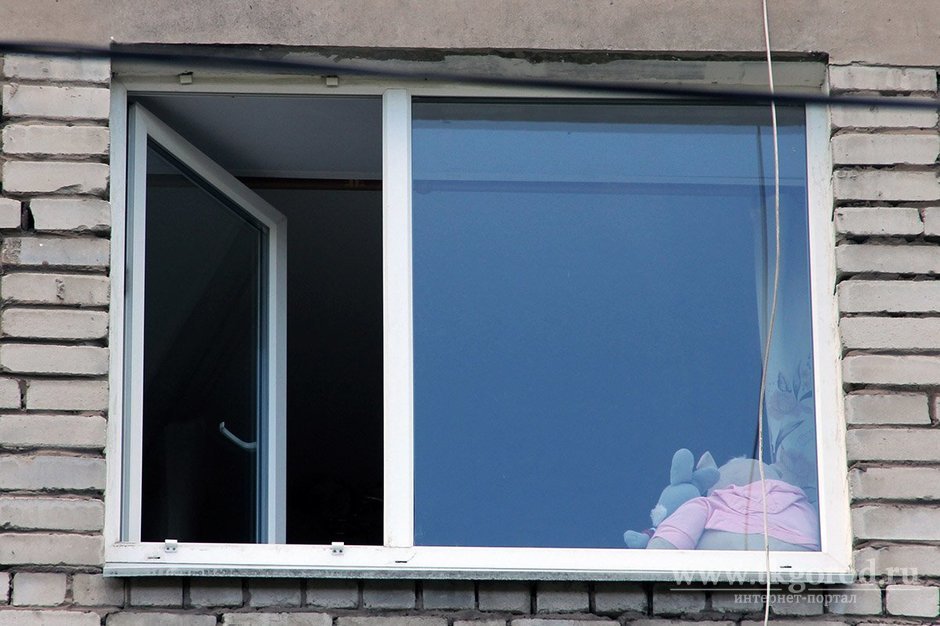 9-летняя девочка выпала из окна третьего этажа в Бирюсинске