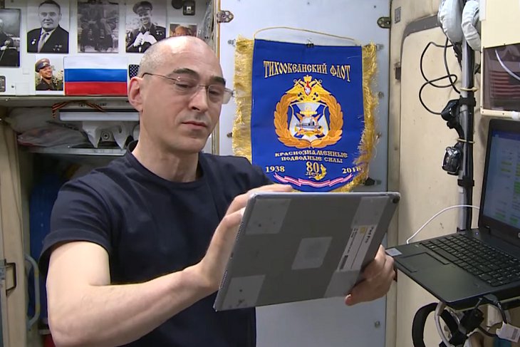 Иркутянин Анатолий Иванишин проголосовал онлайн на орбите