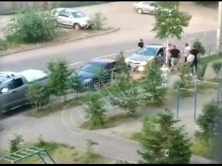 В Иркутске сняли на видео драку двух автолюбителей