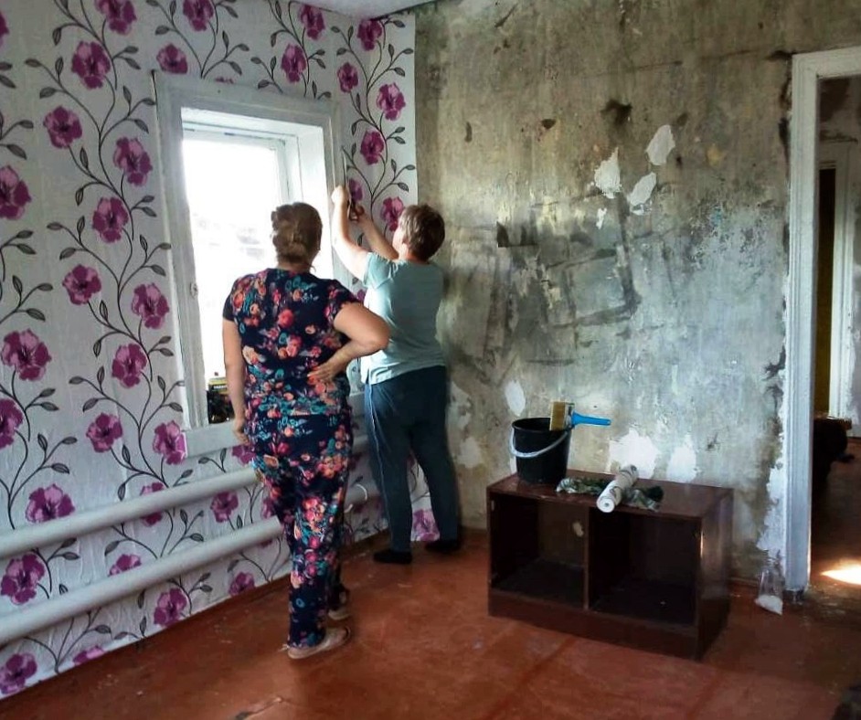 Волонтёры помогли жительнице Тайшета отремонтировать дом после пожара