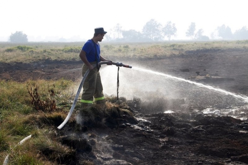 Торфяное поле загорелось в 6 км от поселка Дорожный в Иркутском районе