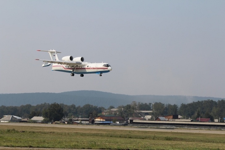 Самолет-амфибия Бе-200 работает на тушении лесных пожаров в Иркутской области