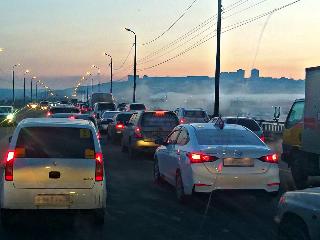 Многокилометровые пробки сковали улицы Сурнова и Баррикад в Иркутске
