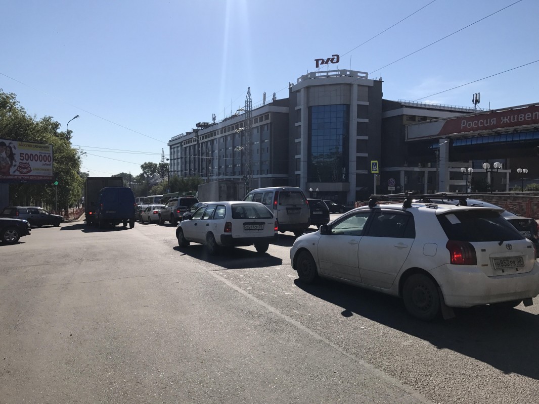 Автомобилисты Иркутска попали в огромную пробку в Свердловском округе