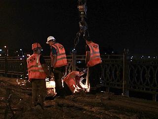 Ремонт моста через реку Ушаковку ведется в круглосуточном режиме