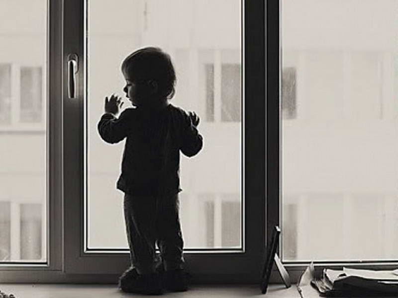 Двухлетний мальчик выпал из окна в Иркутске <meta itemprop=url content=https://www.irksib.ru/allnews/13-incients/19519-dvukhletnij-malchik-vypal-iz-okna-v-irkutske />