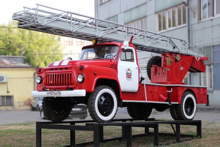 Ретроавтомобиль установили у здания пожарной службы на Карла Либкнехта