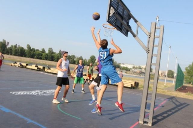 Баскетбольную площадку открыли на острове Юность в Иркутске
