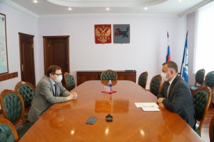Игорь Кобзев предложил Владимиру Шпраху войти в новый состав Общественной палаты Иркутской области VII созыва