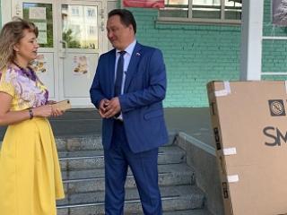 Спонсорскую помощь одной из школ Ангарска оказал депутат Александр Белов