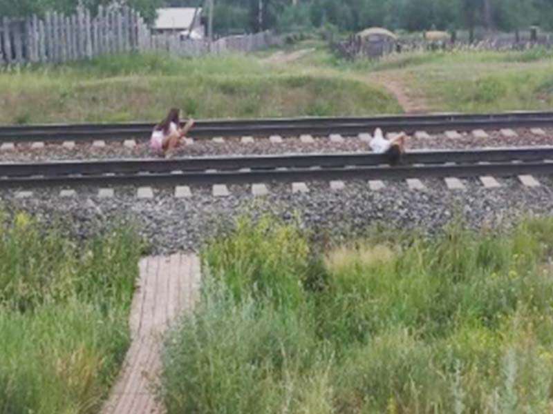 В Братске две школьницы фотографировались на железнодорожных путях <meta itemprop=url content=https://irksib.ru/allnews/12-social/19562-v-bratske-dve-shkolnitsy-fotografirovalis-na-zheleznodorozhnykh-putyakh />