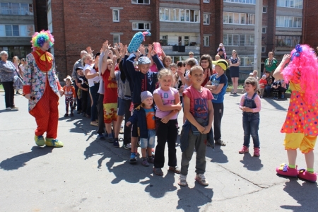 В избирательных округах депутатов Думы Иркутска отметили День защиты детей