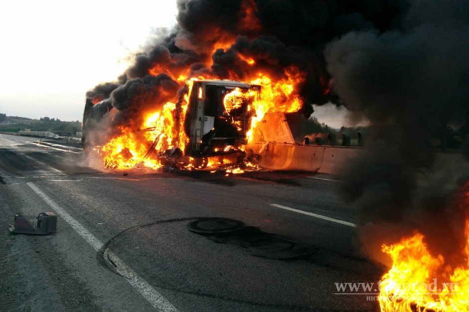 Водитель заживо сгорел в кабине грузовика на трассе в Заларинском районе