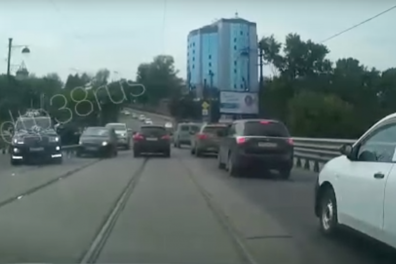 Водитель иномарки из свадебного кортежа устроил разборки на Глазковском мосту в Иркутске