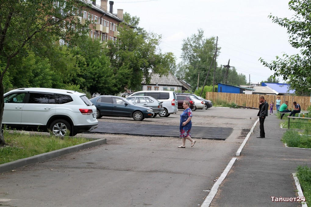 В Тайшете подрядчик восстанавливает асфальт во дворе дома по улице Бурлова