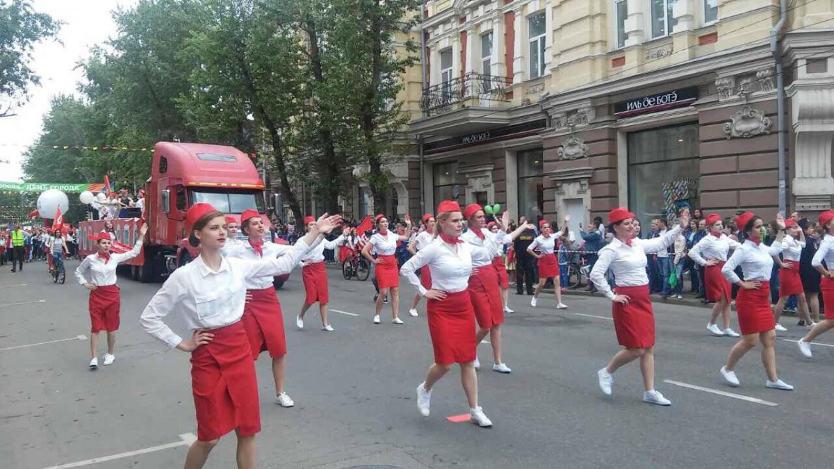 Праздничное шествие в честь Дня города в Иркутске собрало 45 тысяч участников