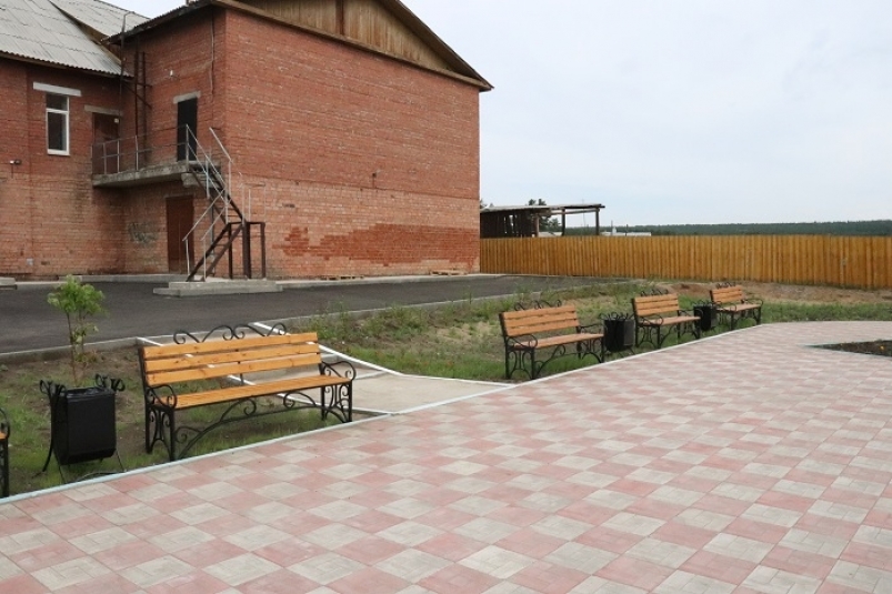 Благоустройство территории возле Дома культуры завершено в Иркутском районе