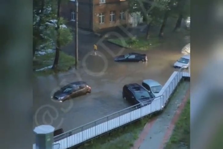 Улицы Иркутска затопило из-за проливных дождей