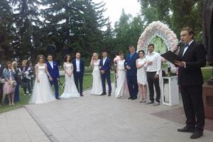 В День города в Иркутске пять пар поженились у памятника Петру и Февронии