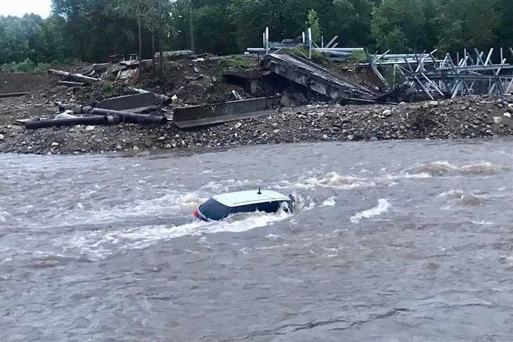 Водителя Nissan снесло потоком воды при попытке пересечь мост через реку Солзан