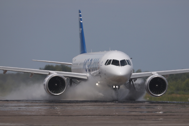 Самолет МС-21 из Иркутска начали испытывать на защиту от попадания воды в двигатели