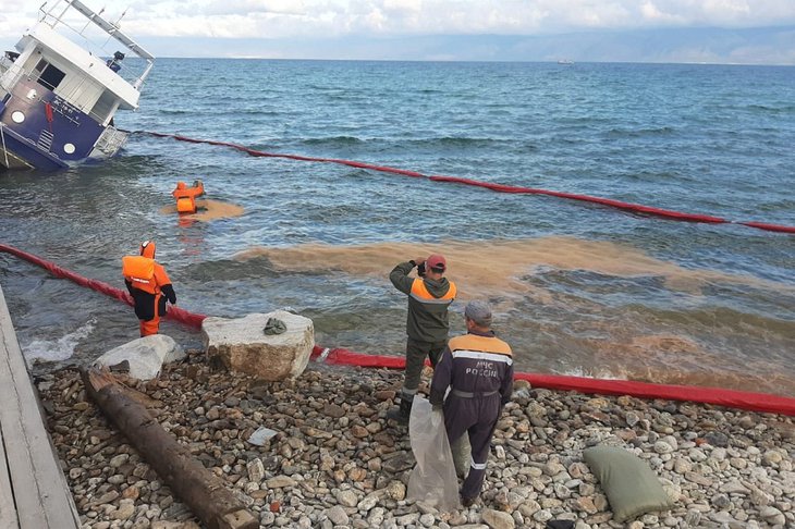 На Байкале локализовали нефтяное пятно от разбившегося судна вблизи Хужира