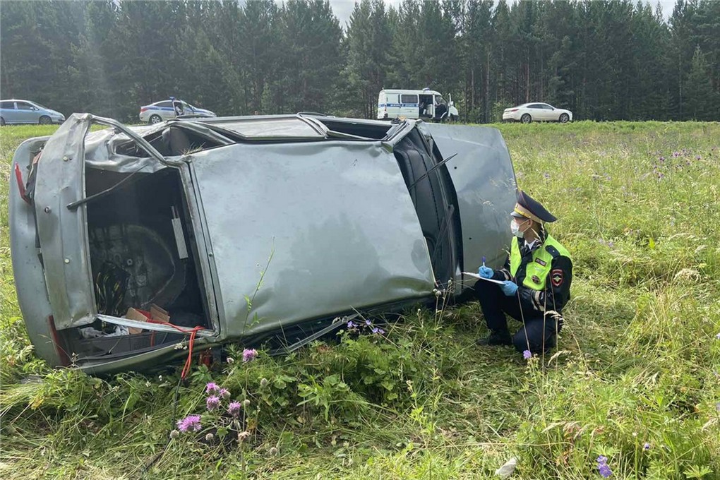 На трассе в Красноярском крае перевернулся отечественный автомобиль, погибла 15-летняя девочка