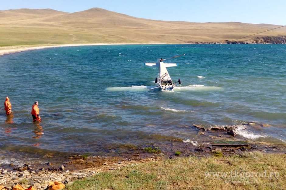 Самолет с пилотом и тремя пассажирами упал в воду недалеко от Ольхона