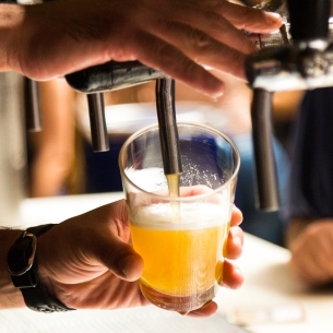 Мэр Братска предложил запретить продажу разливного пива в жилых домах