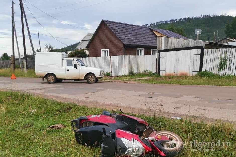 Подростки на мопеде попали в аварию в одном из жилых районов Братска