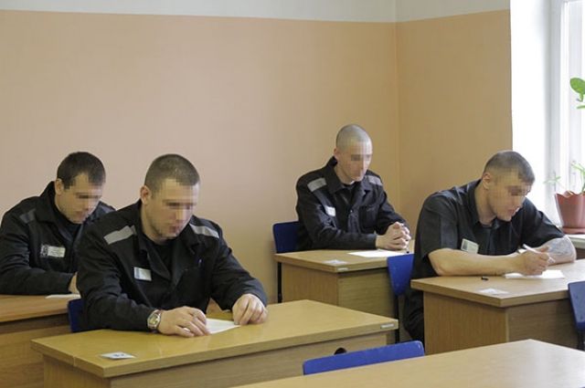 350 заключенных получили школьные аттестаты в Иркутской области