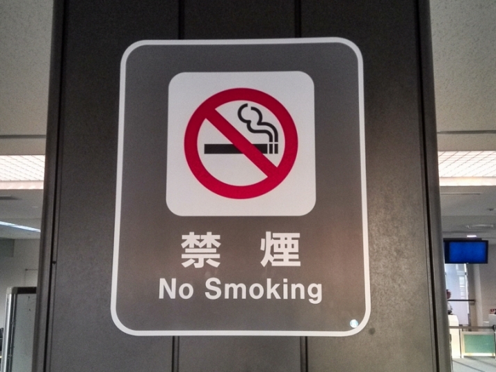 Кальяны и айкосы запретили курить в кафе и на пляжах