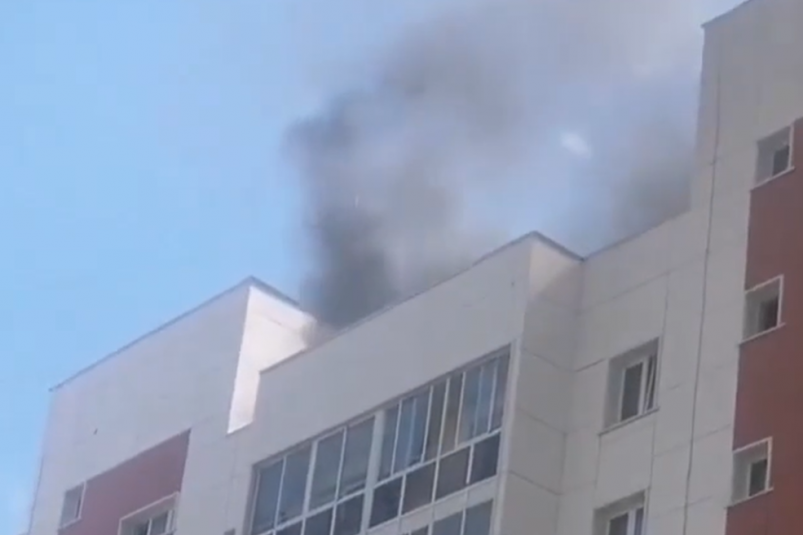 Крыша многоэтажного дома горела в Братске