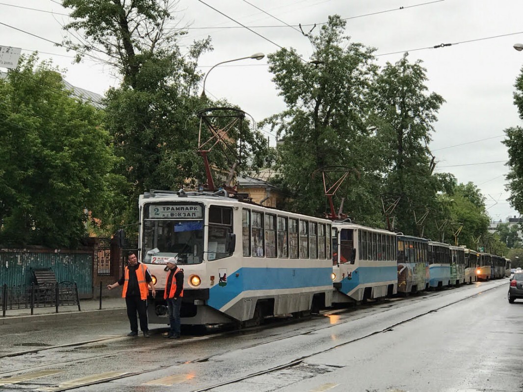 12 трамваев встали в центре Иркутска из-за столкновения Toyota и Land Rover