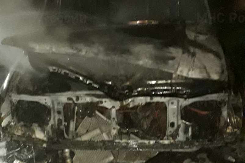 Toyota Land Cruiser 100 сгорела в поселке Горького в Иркутске