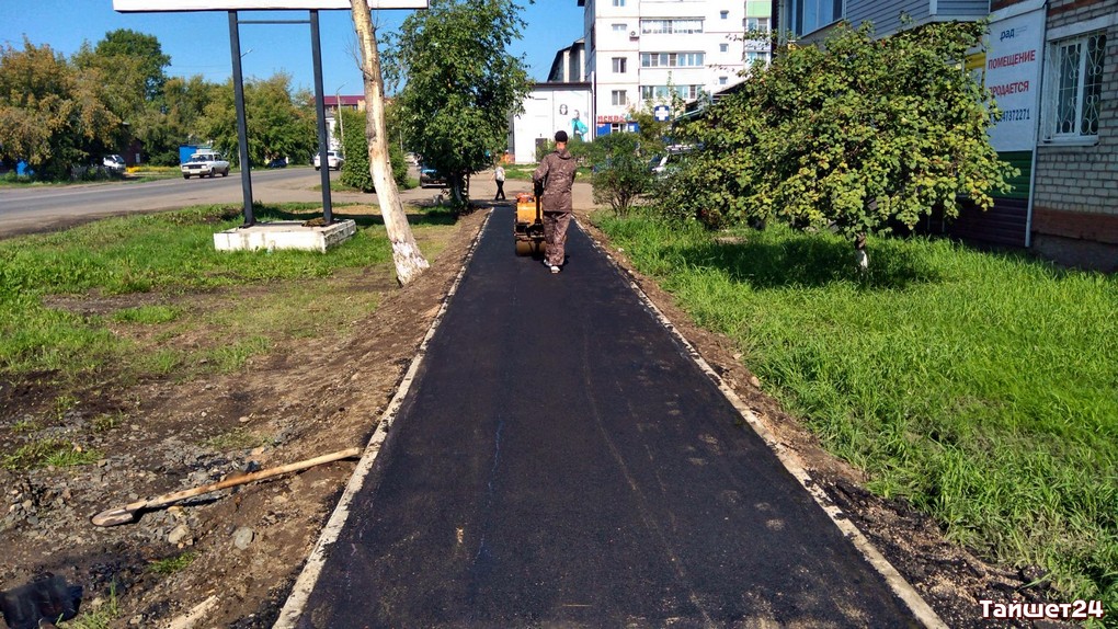 Обновлённый тротуар по улице Транспортной в Тайшете одевается в асфальт