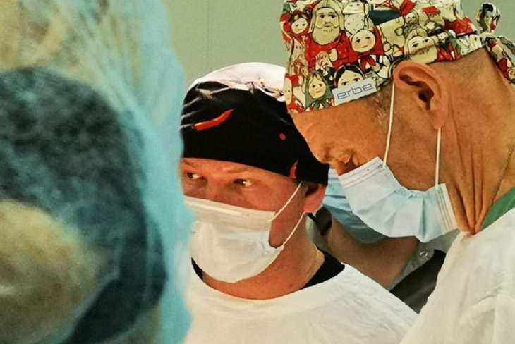 Детский хирург Юрий Козлов провел уникальные операции новорожденным на Сахалине