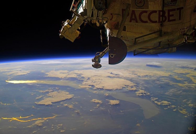 Российский космонавт Иван Вагнер опубликовал снимок Байкала на рассвете