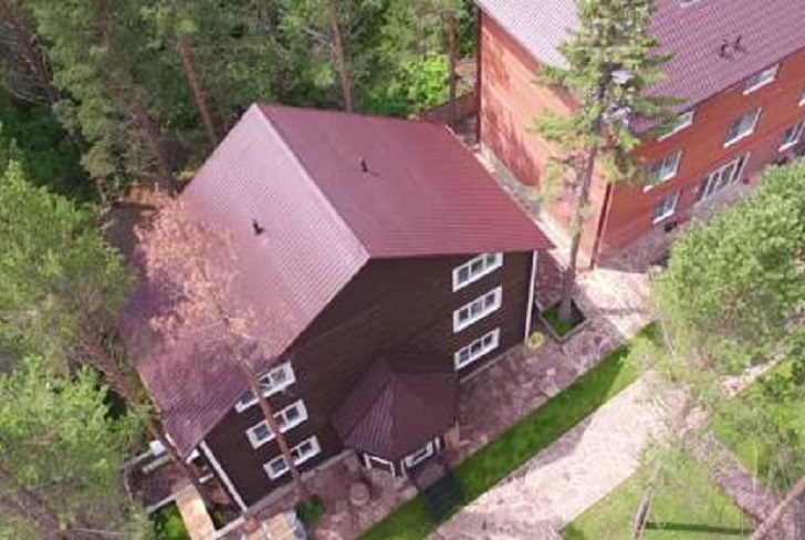 Суд постановил снести незаконно построенный гостевой дом «Байкальская нерпа» в Листвянке