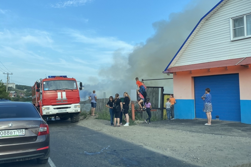 Жилой дом горел на улице Карбышева в Иркутске