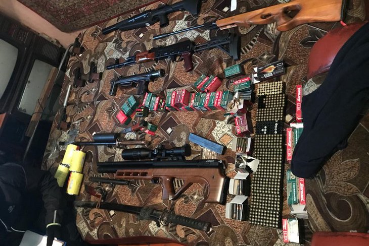 В Иркутске дома у охранника нашли самодельные автомат Калашникова, пулемет и пистолеты Макарова