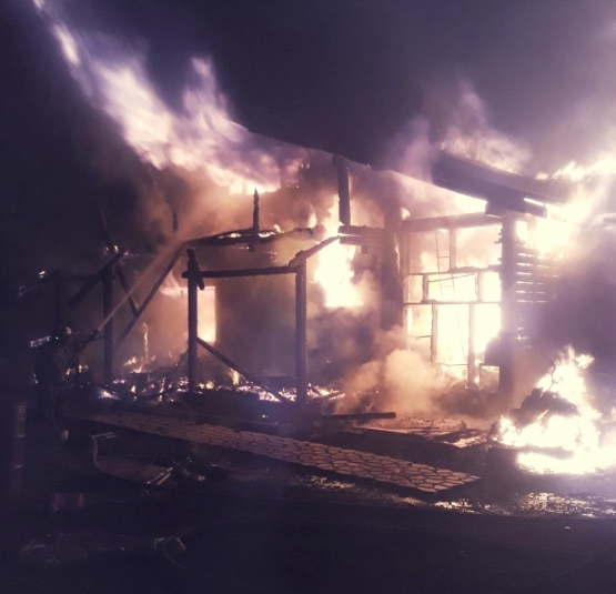 10 человек спаслись на пожаре в жилом доме в Иркутской области 