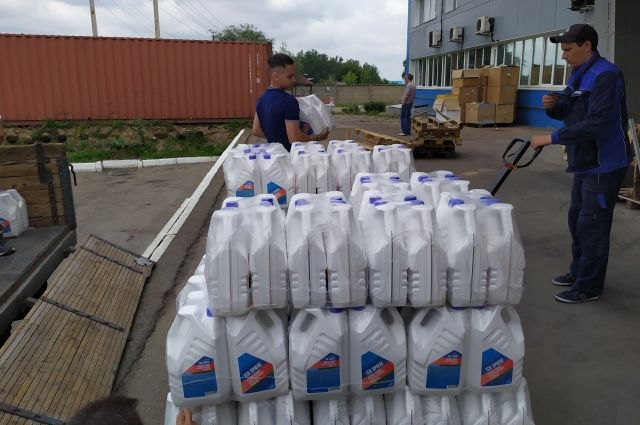 Шесть тонн жидкого антисептика для рук доставили в Иркутскую область
